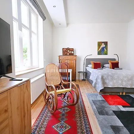 Lejlighed Beige And Red 3city In By Renters *