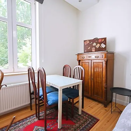 Beige And Red 3city In With Outdoor Parking By Renters 公寓