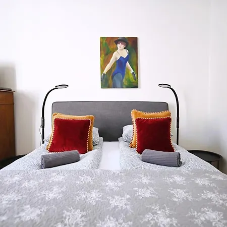 Beige And Red 3city In With Outdoor Parking By Renters * سوبوت