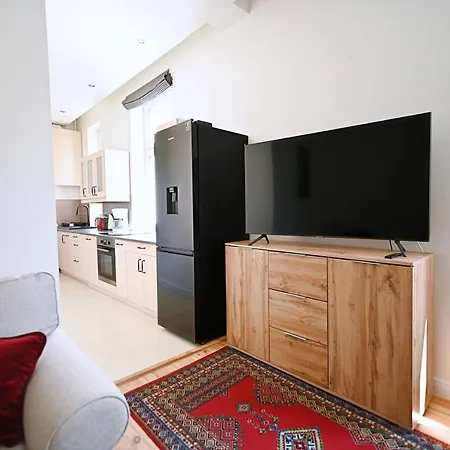 Beige And Red 3city In With Outdoor Parking By Renters شقة