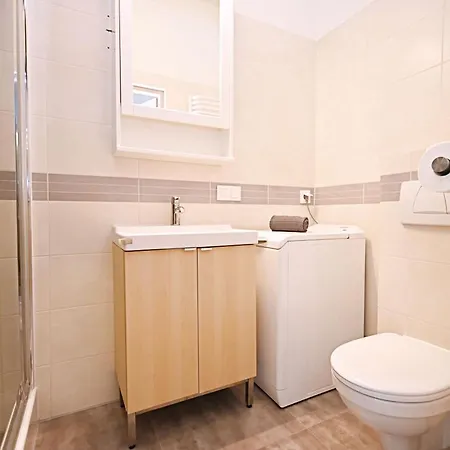 Beige And Red 3city In With Outdoor Parking By Renters *