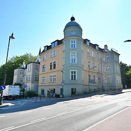 Beige And Red 3city In With Outdoor Parking By Renters 公寓 *