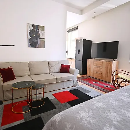 公寓 Beige And Red 3city In With Outdoor Parking By Renters *